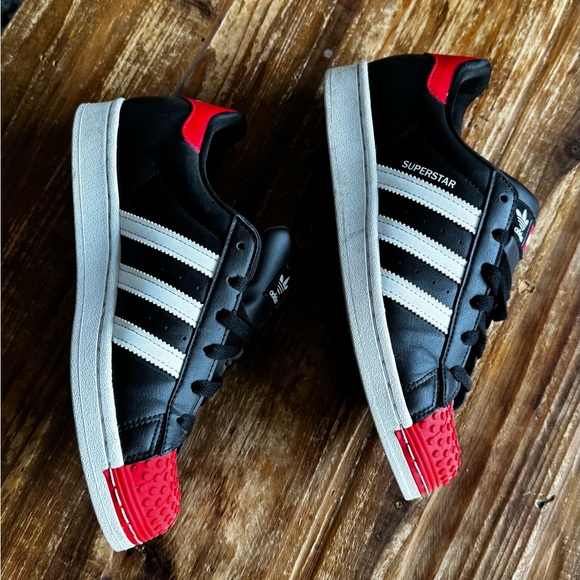 Adidas x LEGO Big Kids Superstar sneakers in black/red - Picture 5 of 8